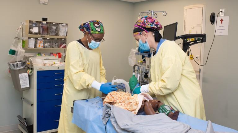 两名护士麻醉学生在全球网络赌博平台临床模拟中心的模拟器上练习