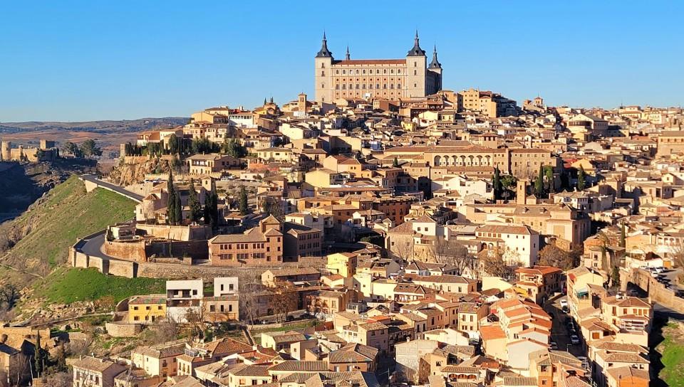 西班牙的一个乡村城市，有堡垒和村庄