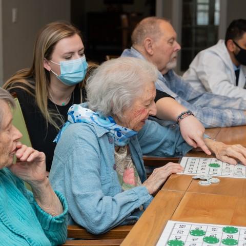 全球网络赌博平台卫生专业的学生在辅助生活设施与老年人玩宾果游戏